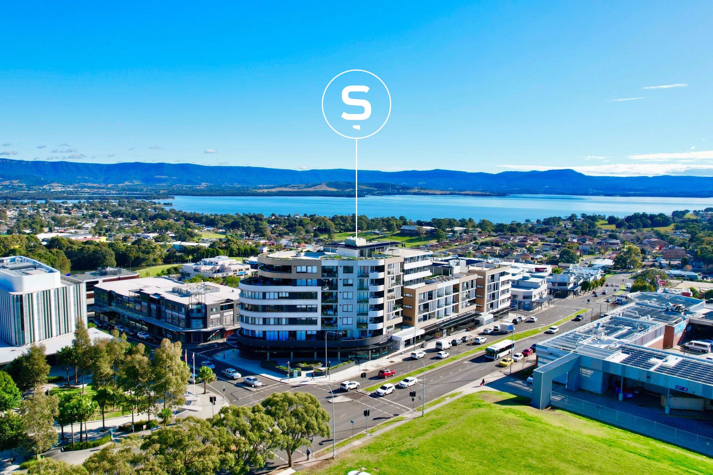 TOP LEVEL - EXTRA LARGE 2 BEDROOM APARTMENT - AMAZING LAKE VIEWS!